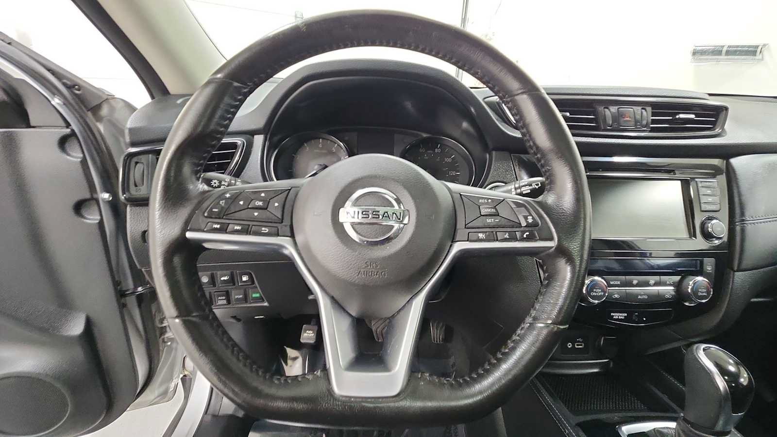 Used 2018 Nissan Rogue SL w/ Premium Package AWD/4WD image 16