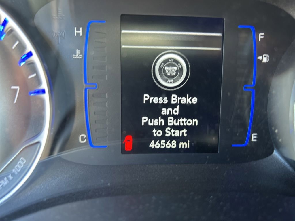 Used 2020 Chrysler Voyager L FWD image 4