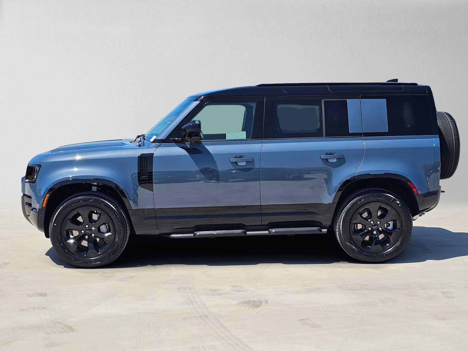 New 2026 Land Rover Defender 110 X-Dynamic SE AWD/4WD image 2