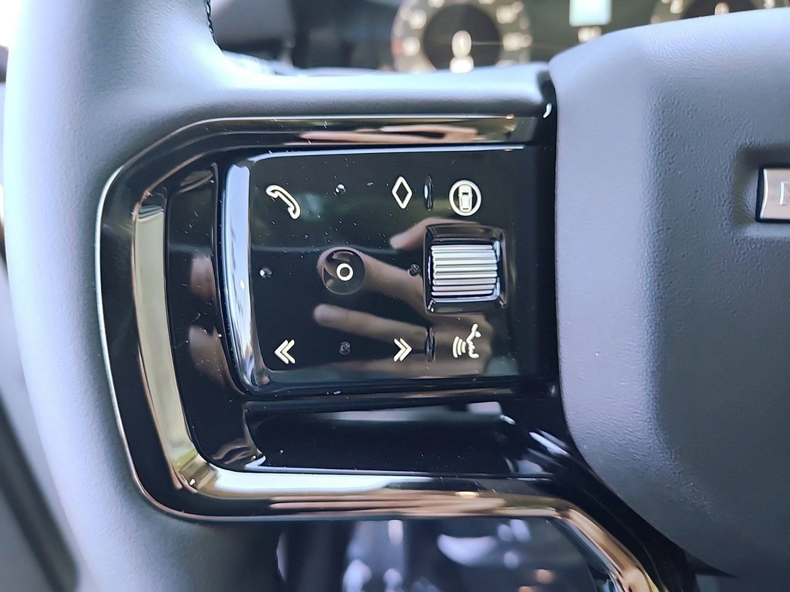 Used 2025 Land Rover Range Rover Evoque Dynamic SE image 19