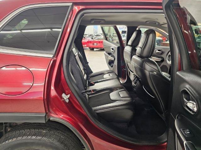 Used 2019 Jeep Cherokee Latitude Plus w/ Comfort/Convenience Group FWD image 37