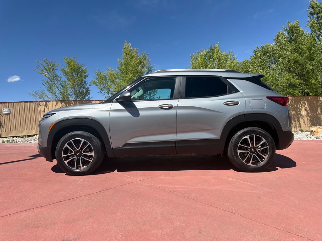 Used 2025 Chevrolet TrailBlazer LT AWD/4WD image 4