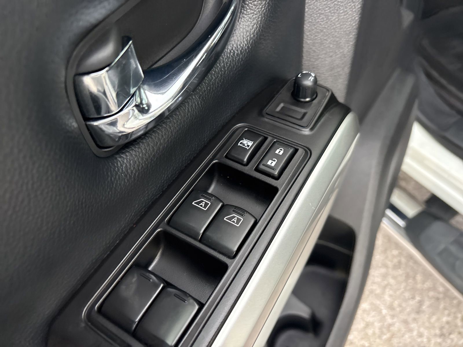 Used 2018 Nissan Titan SV w/ SV Convenience Package AWD/4WD image 11