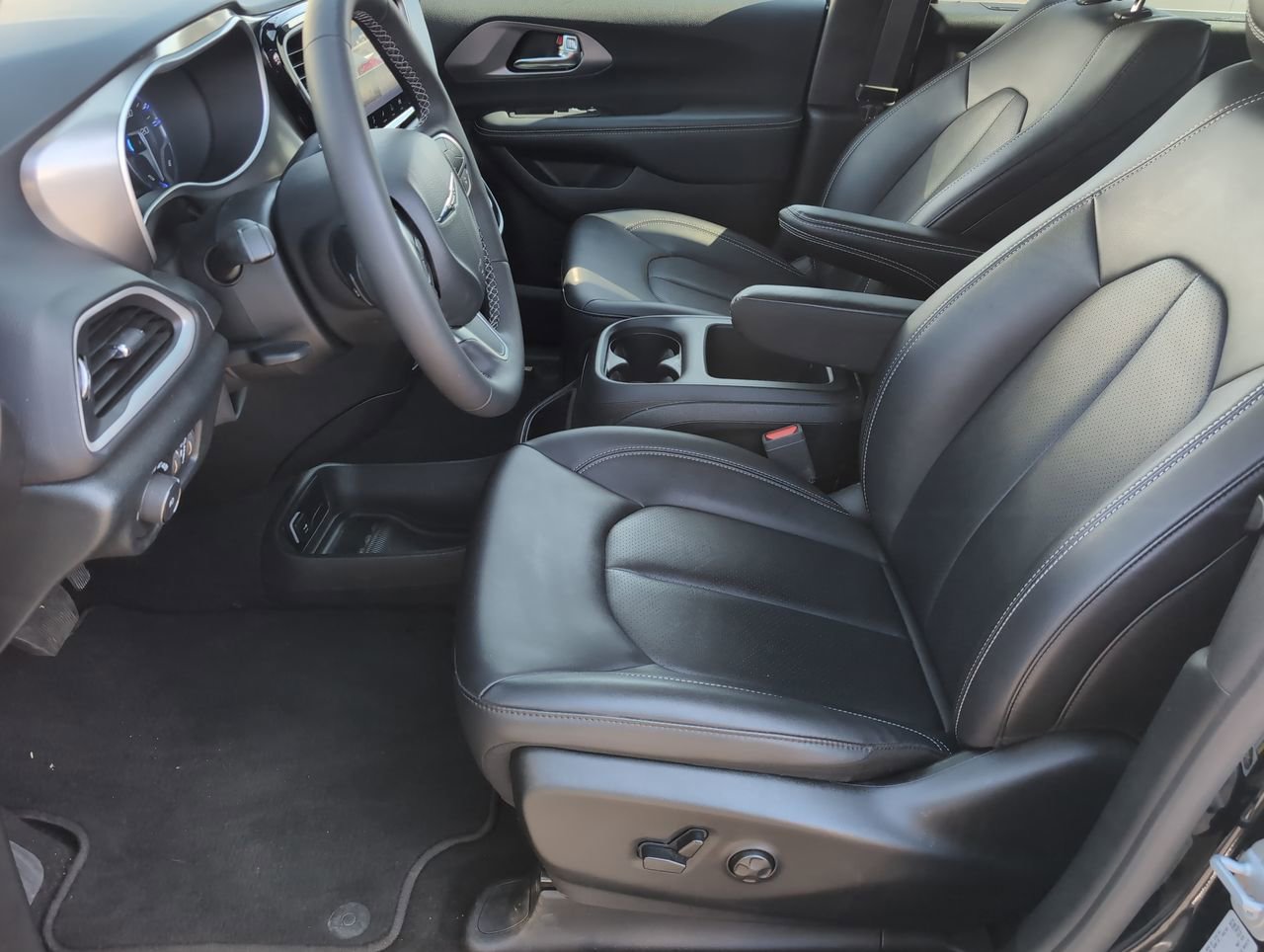 Used 2025 Chrysler Pacifica Select image 11