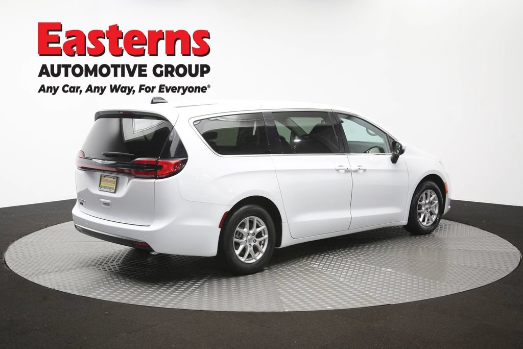 Used 2023 Chrysler Pacifica Touring-L FWD image 42