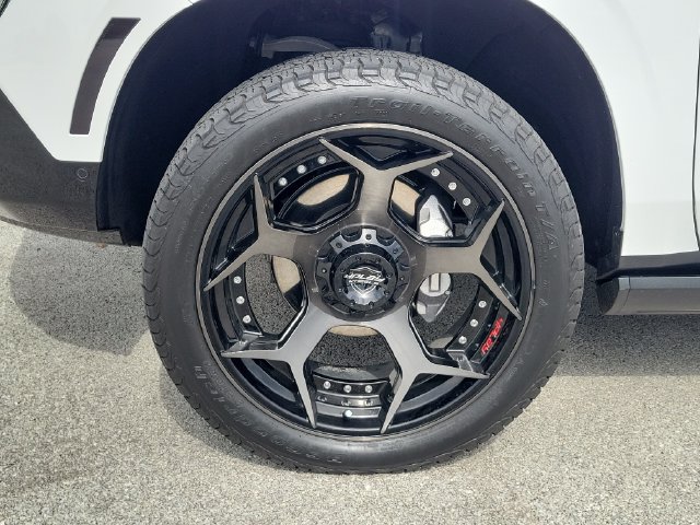 Used 2025 GMC Yukon AT4 w/ AT4 Premium Package AWD/4WD image 10
