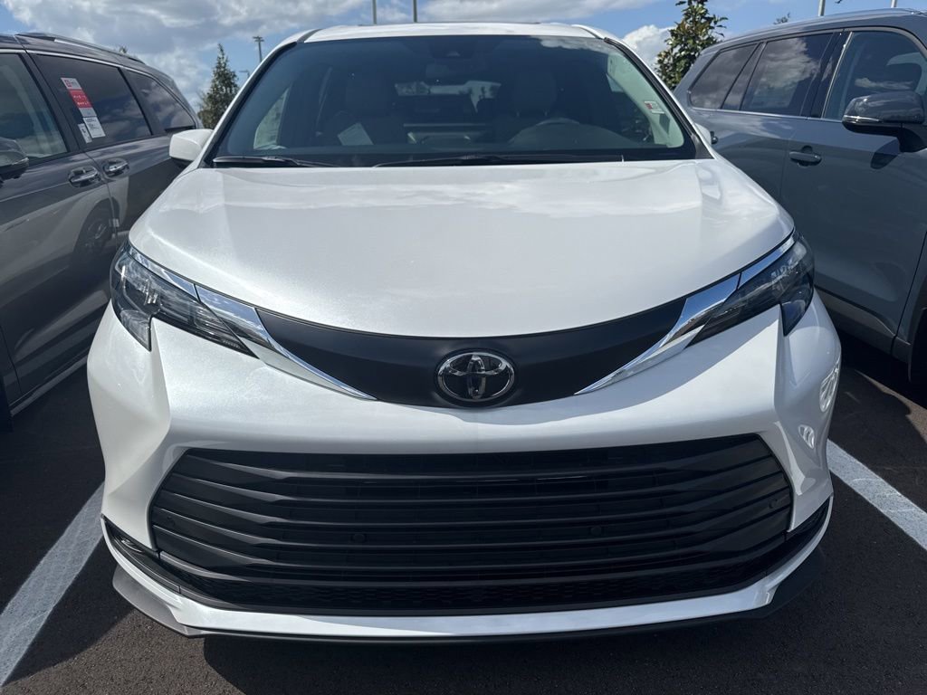 New 2026 Toyota Sienna XLE FWD image 2