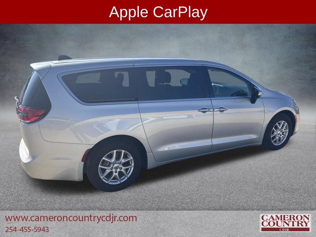 Used 2023 Chrysler Pacifica Touring-L FWD image 5