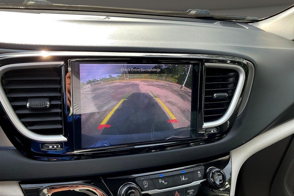 Used 2023 Chrysler Pacifica Touring-L FWD image 17