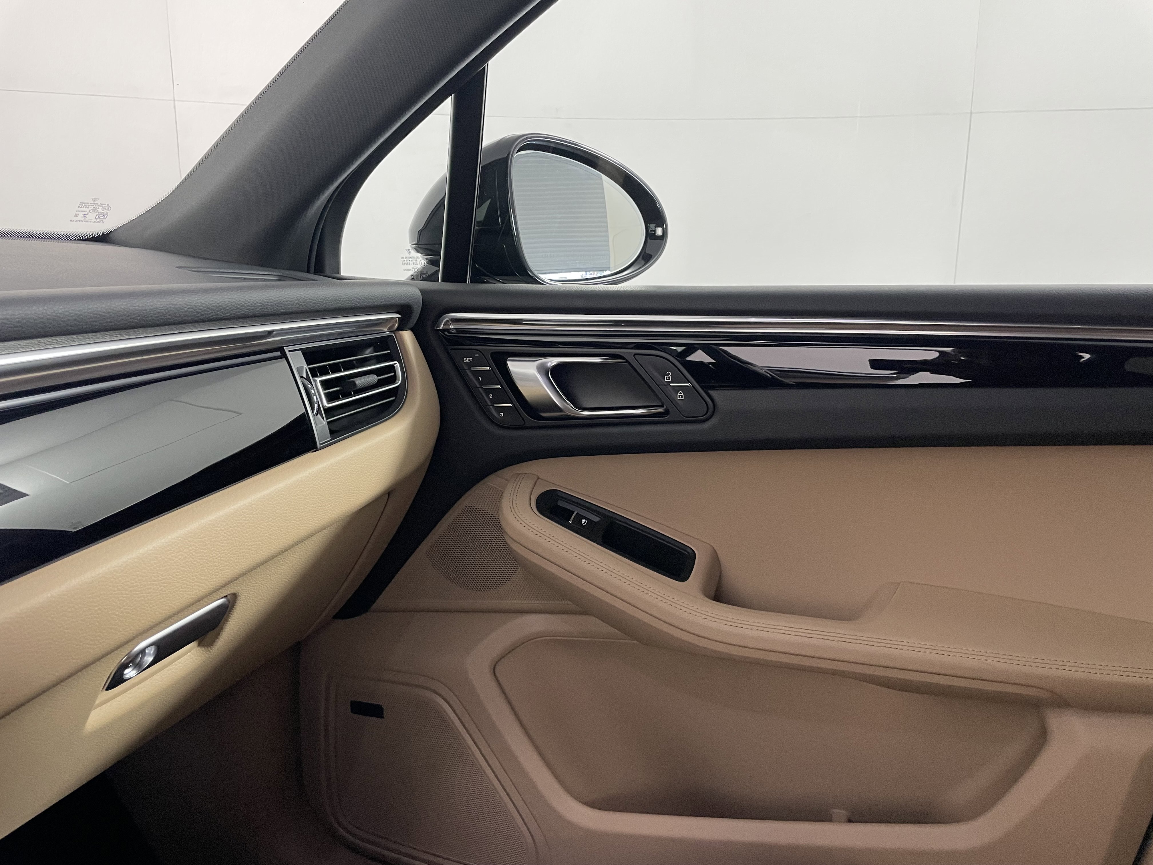 Used 2025 Porsche Macan image 14