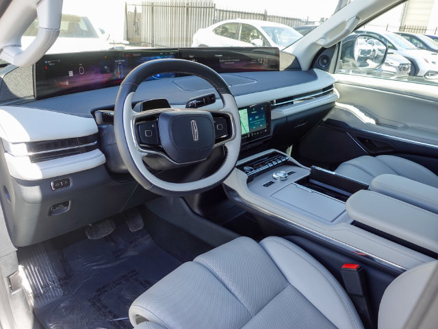 Used 2025 Lincoln Navigator Reserve AWD/4WD image 12