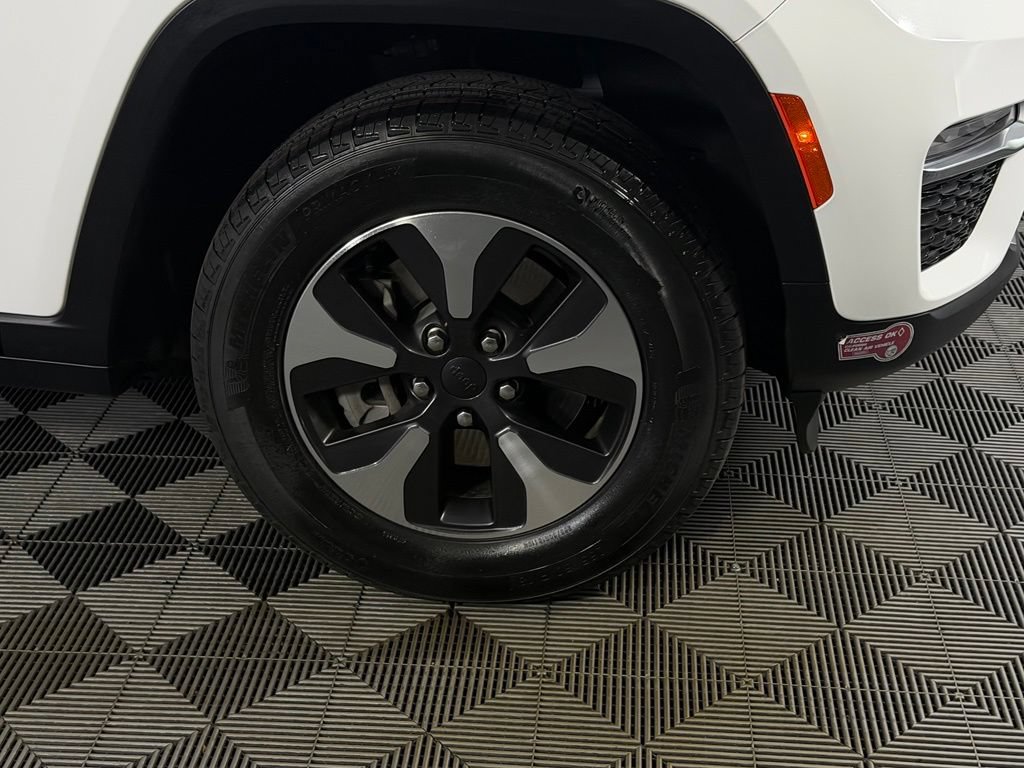 Used 2023 Jeep Grand Cherokee 4WD 4xe image 13