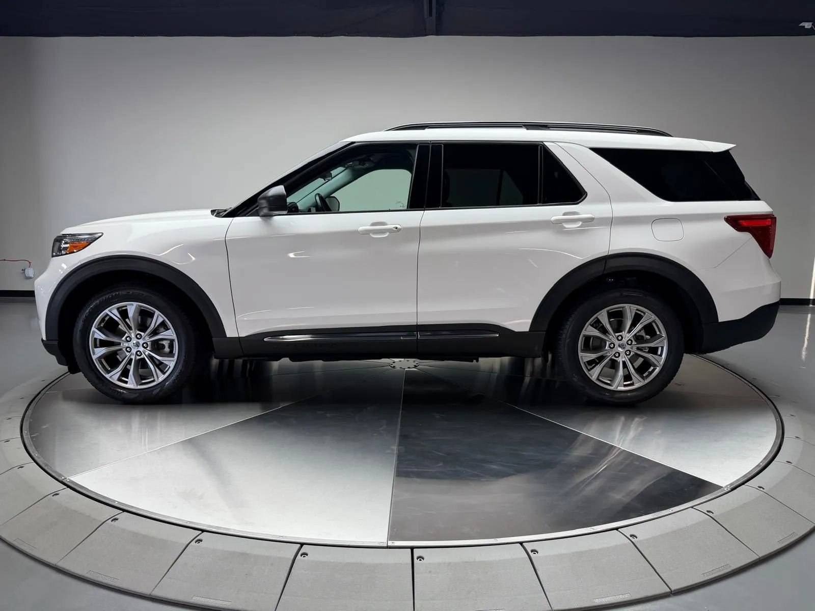 Used 2022 Ford Explorer XLT w/ Equipment Group 202A RWD image 4