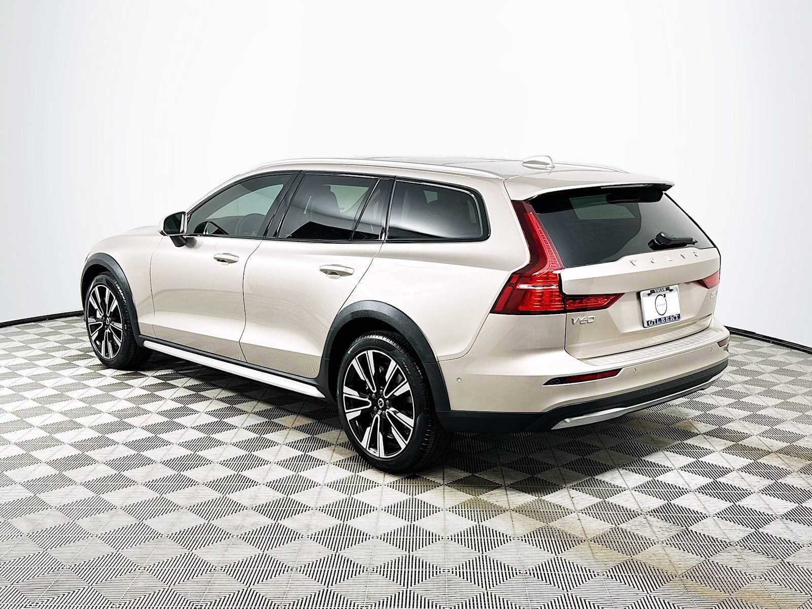 Used 2025 Volvo V60 B5 Cross Country Ultra w/ Protection Package Premier image 5