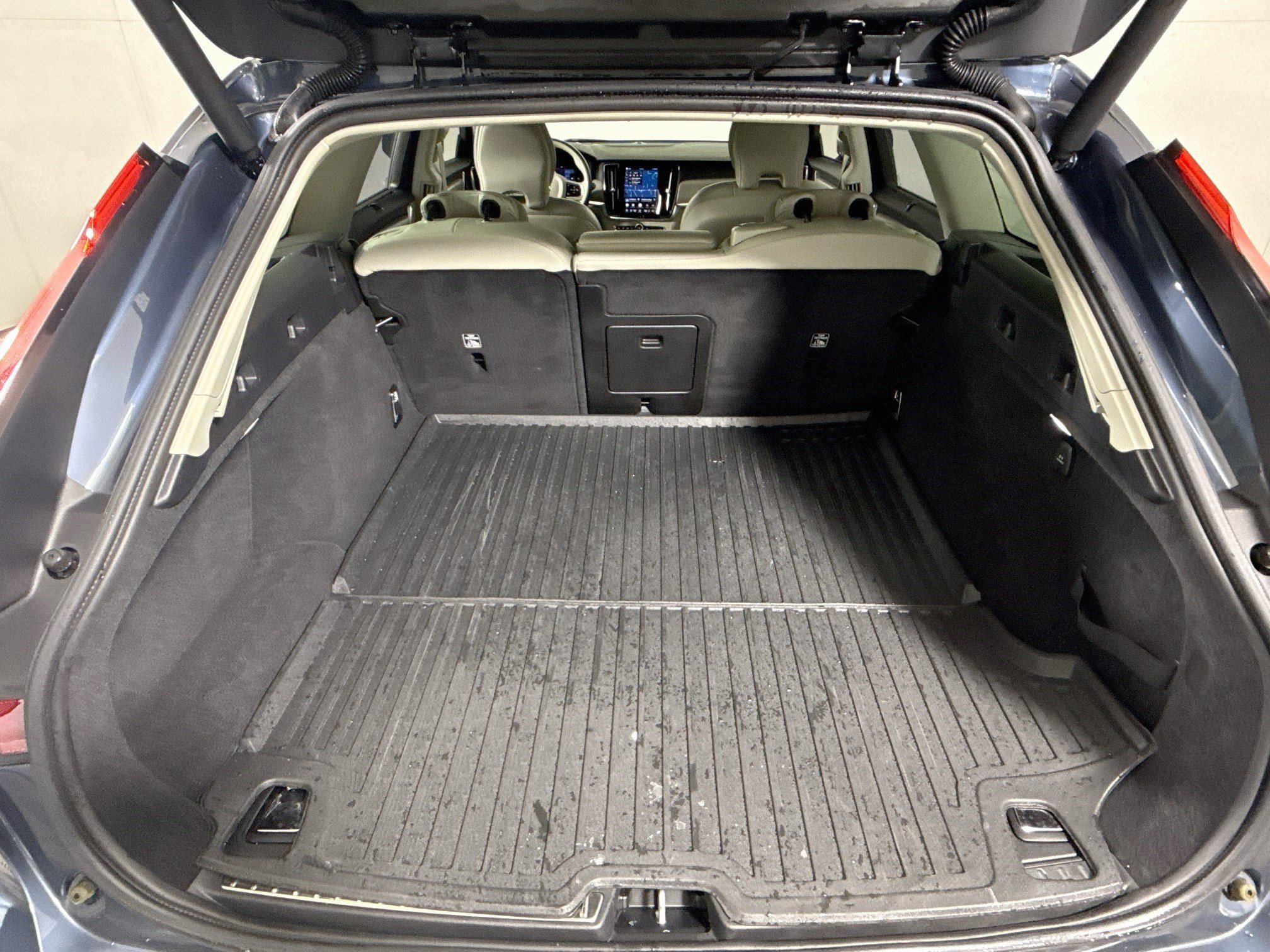 Used 2025 Volvo V90 B6 Cross Country Ultra w/ Protection Package Premier AWD/4WD image 35