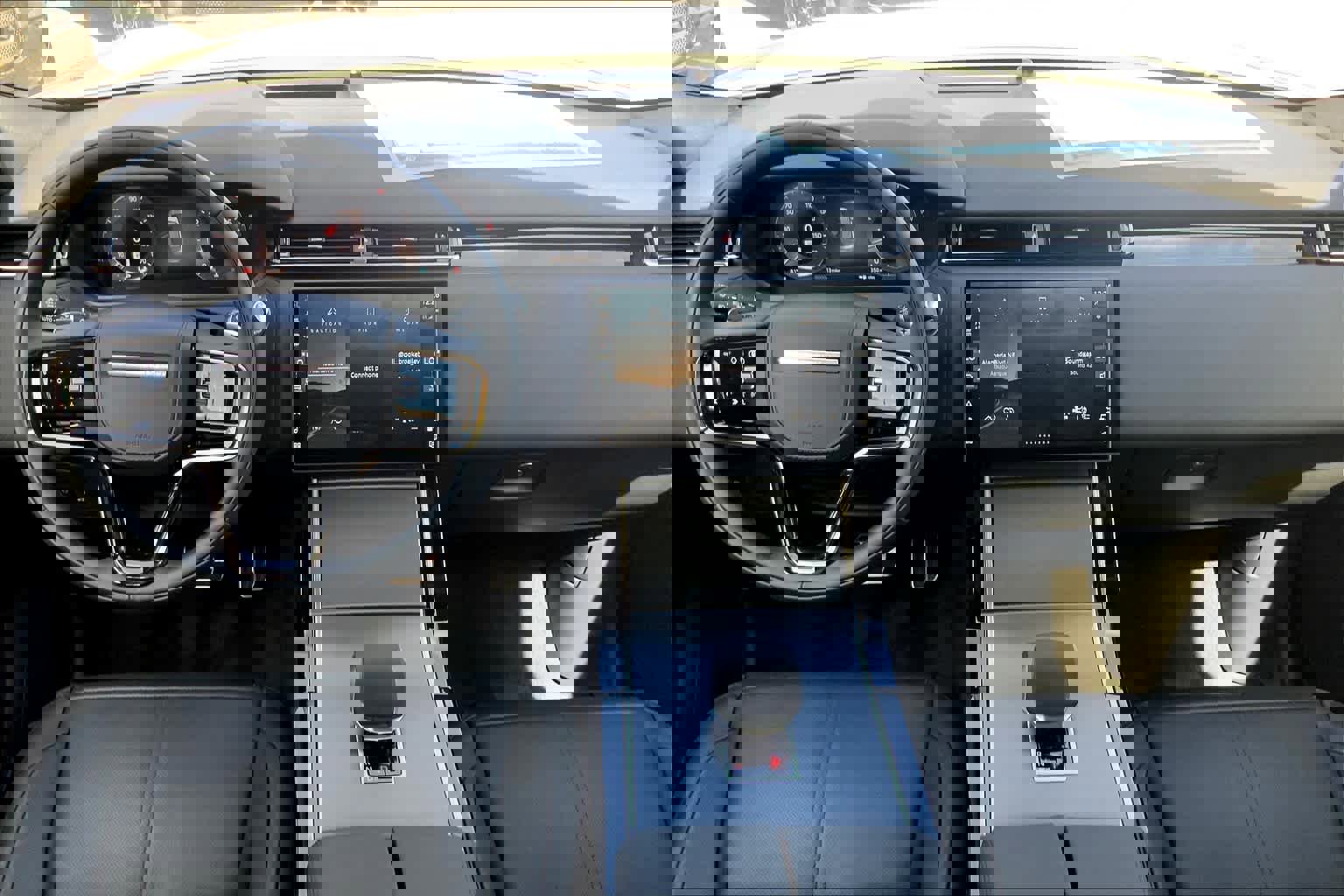 Used 2025 Land Rover Range Rover Velar Dynamic SE image 5