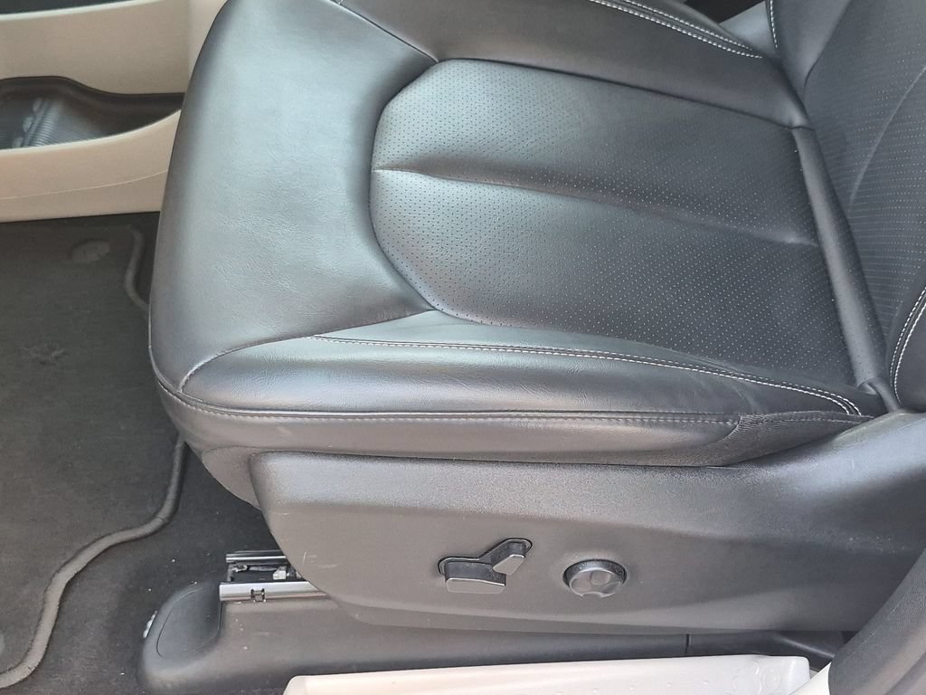 Used 2023 Chrysler Pacifica Touring-L FWD image 21