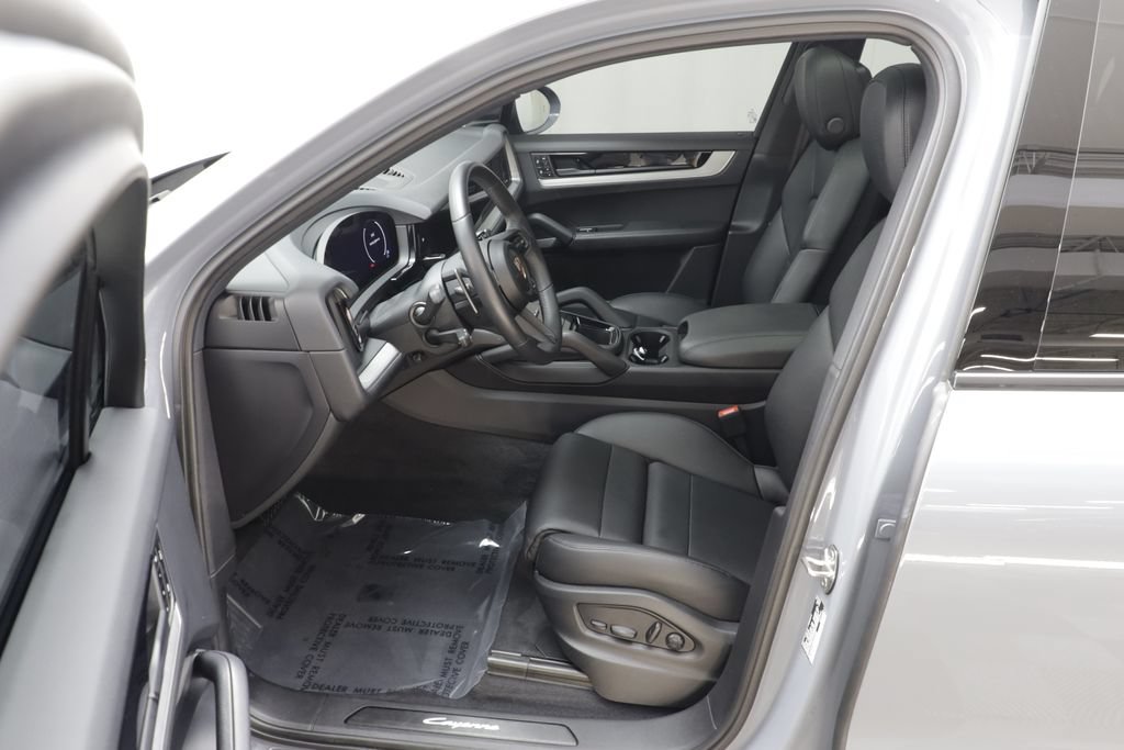 Used 2025 Porsche Cayenne AWD/4WD image 6