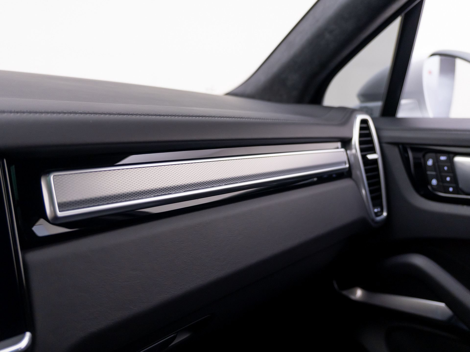 Certified 2023 Porsche Cayenne Turbo AWD/4WD image 34