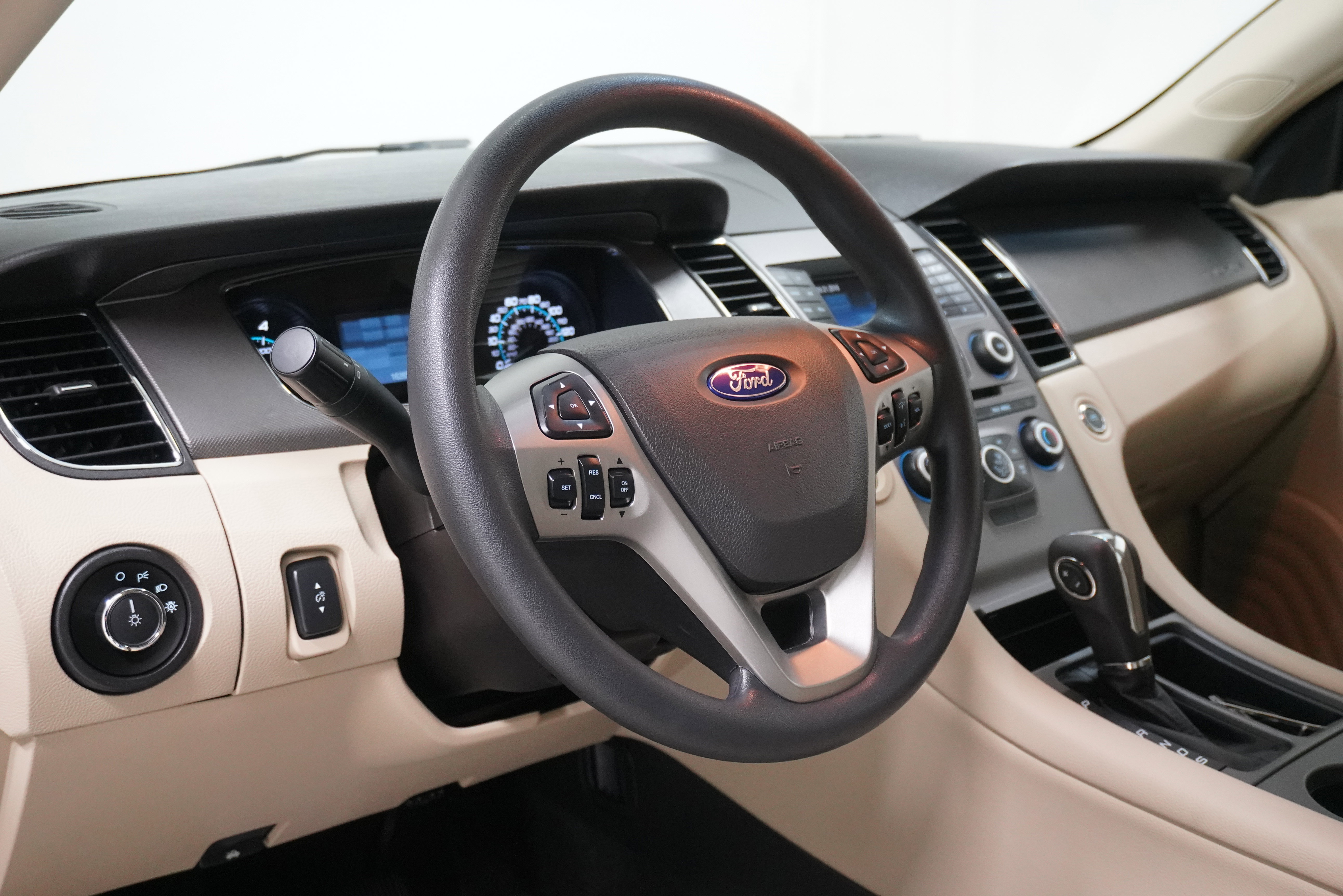 Used 2018 Ford Taurus SE image 9