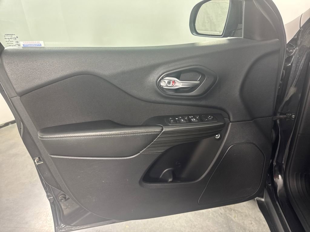 Used 2016 Jeep Cherokee Latitude w/ Comfort/Convenience Group image 10