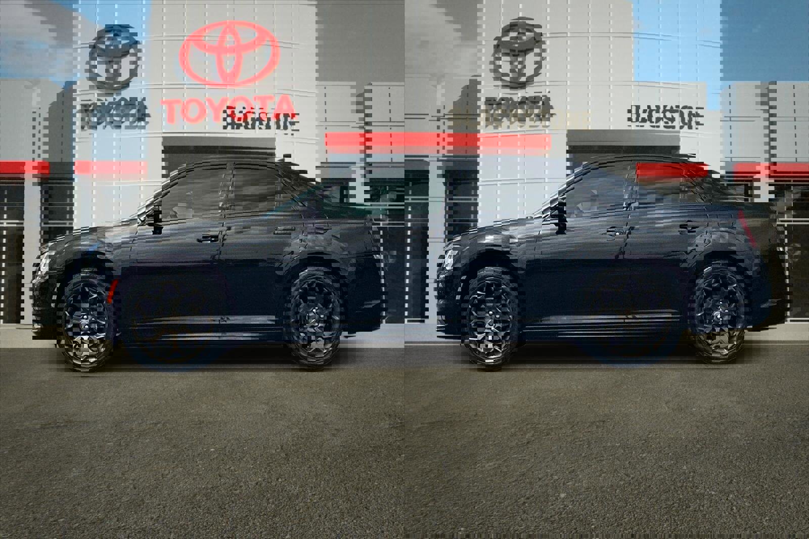 Used 2018 Chrysler 300 S w/ 300S Alloy Package image 6