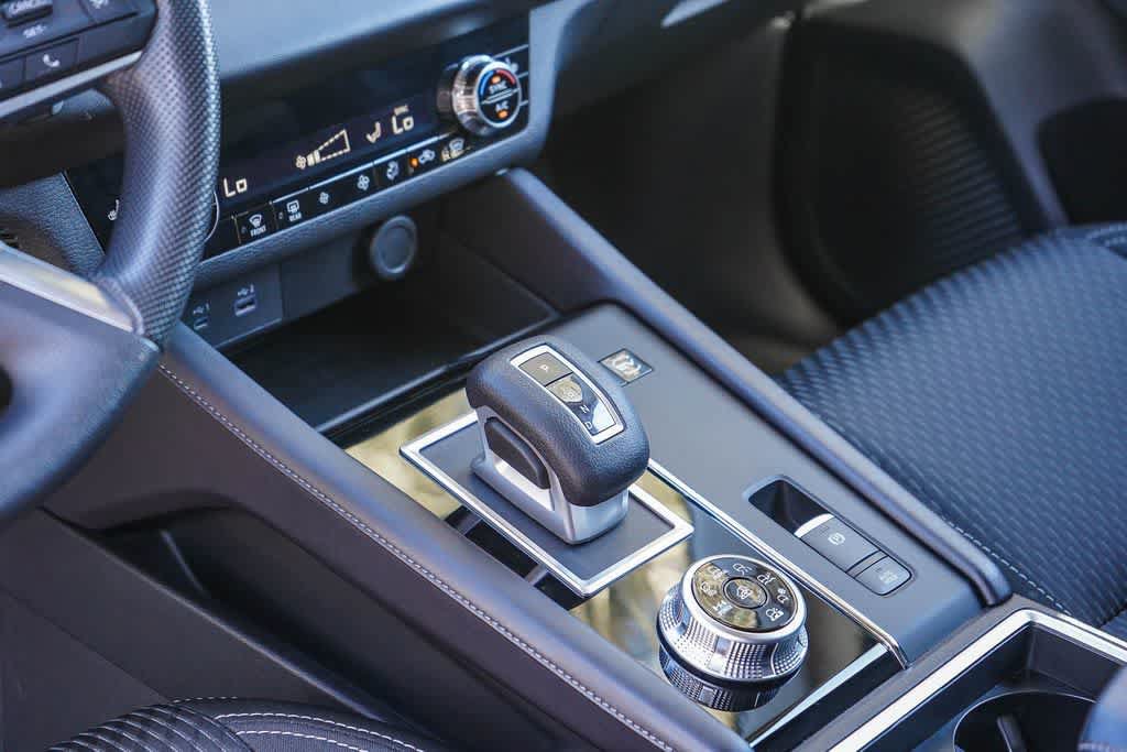 Used 2025 Mitsubishi Outlander ES AWD/4WD image 19
