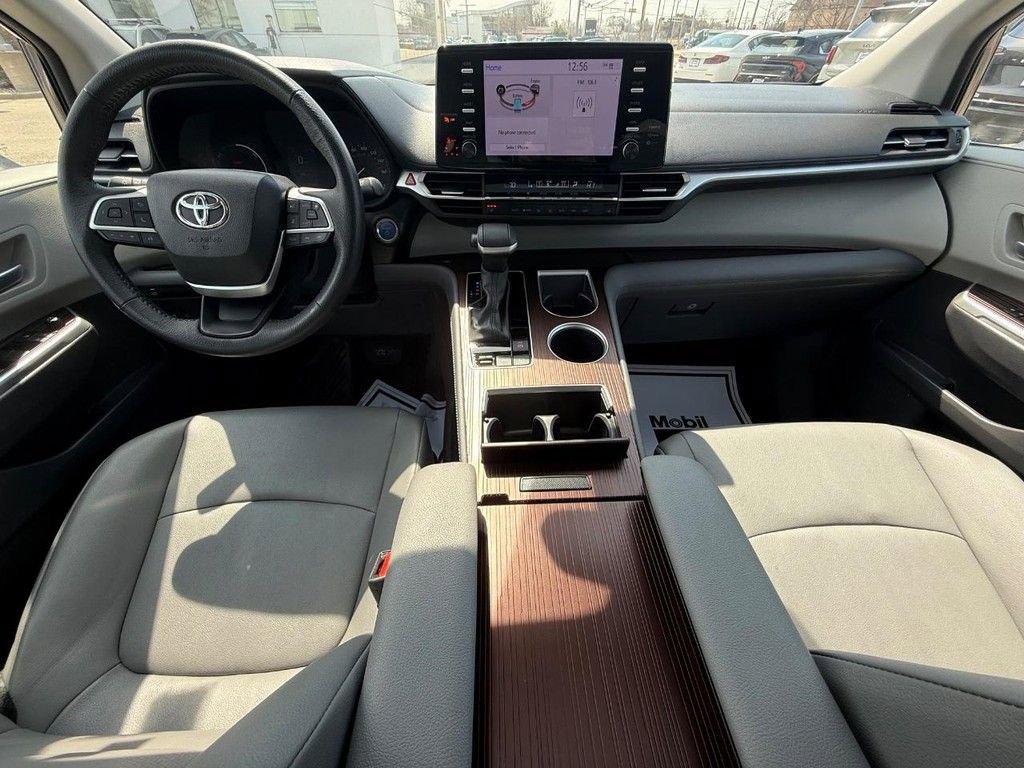 Used 2024 Toyota Sienna XLE image 18