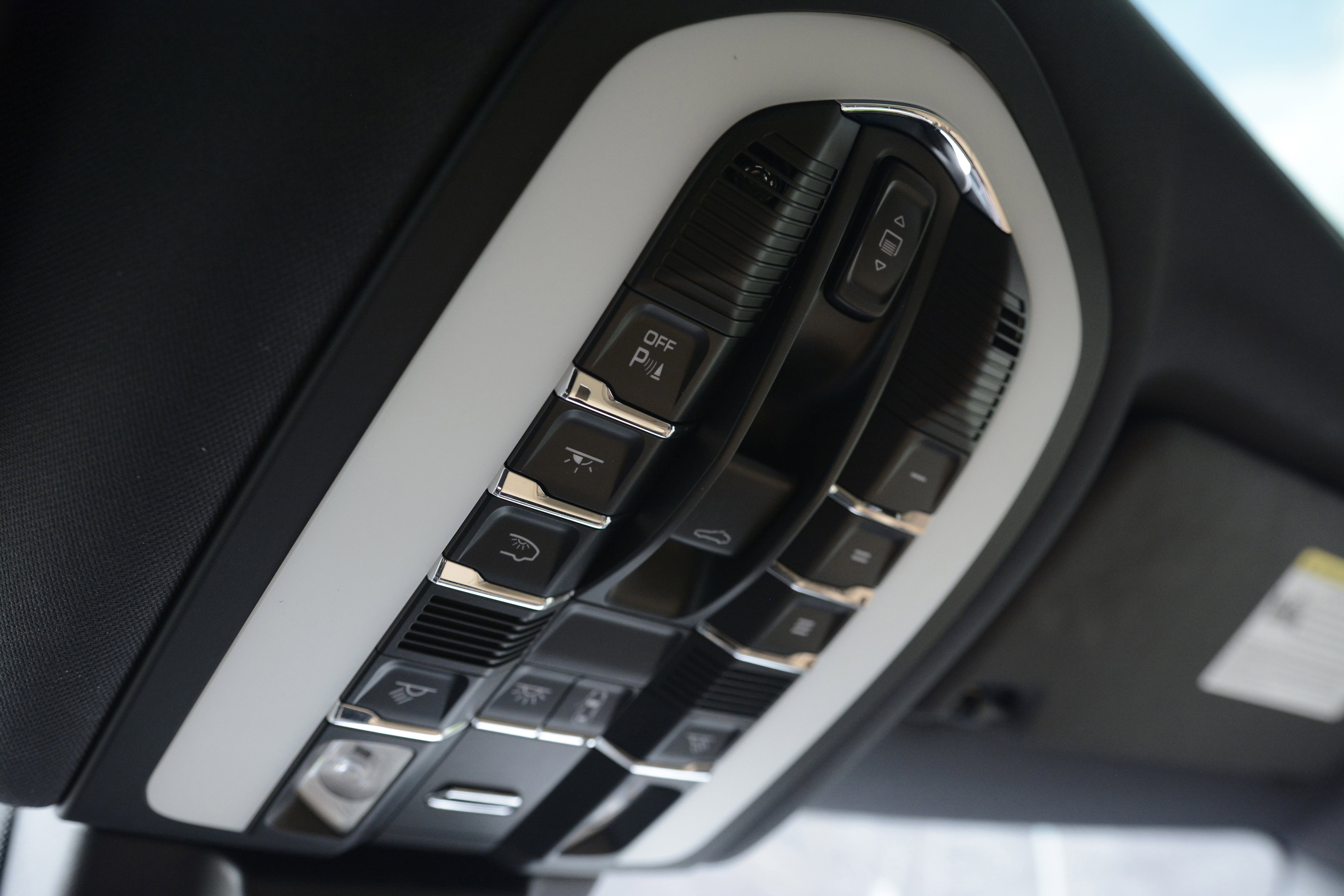 Certified 2025 Porsche Macan image 24