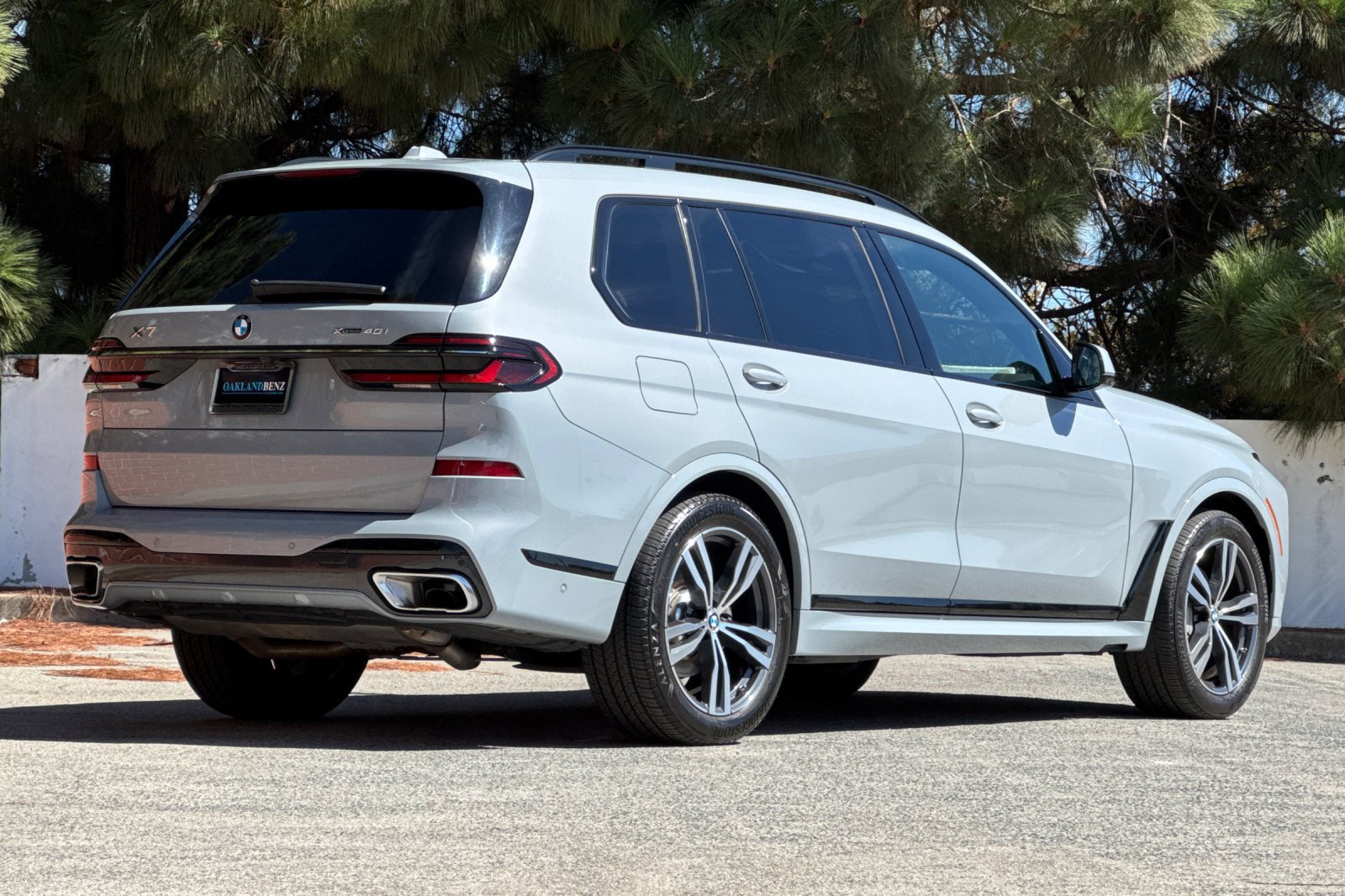Used 2024 BMW X7 xDrive40i w/ M Sport Package AWD/4WD image 4