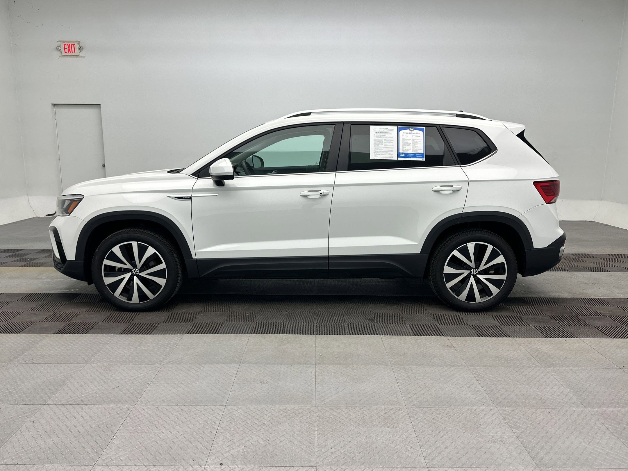 Used 2023 Volkswagen Taos SE w/ Panoramic Sunroof Package AWD/4WD image 2