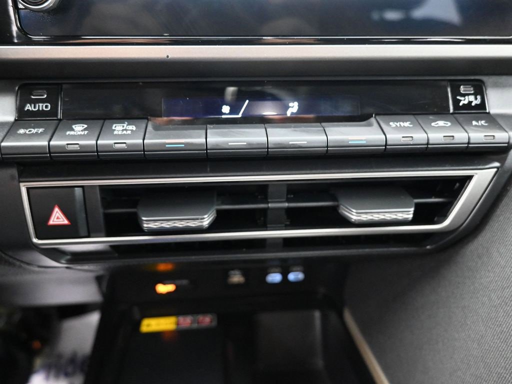 Used 2025 Toyota Camry LE w/ Convenience Package image 19