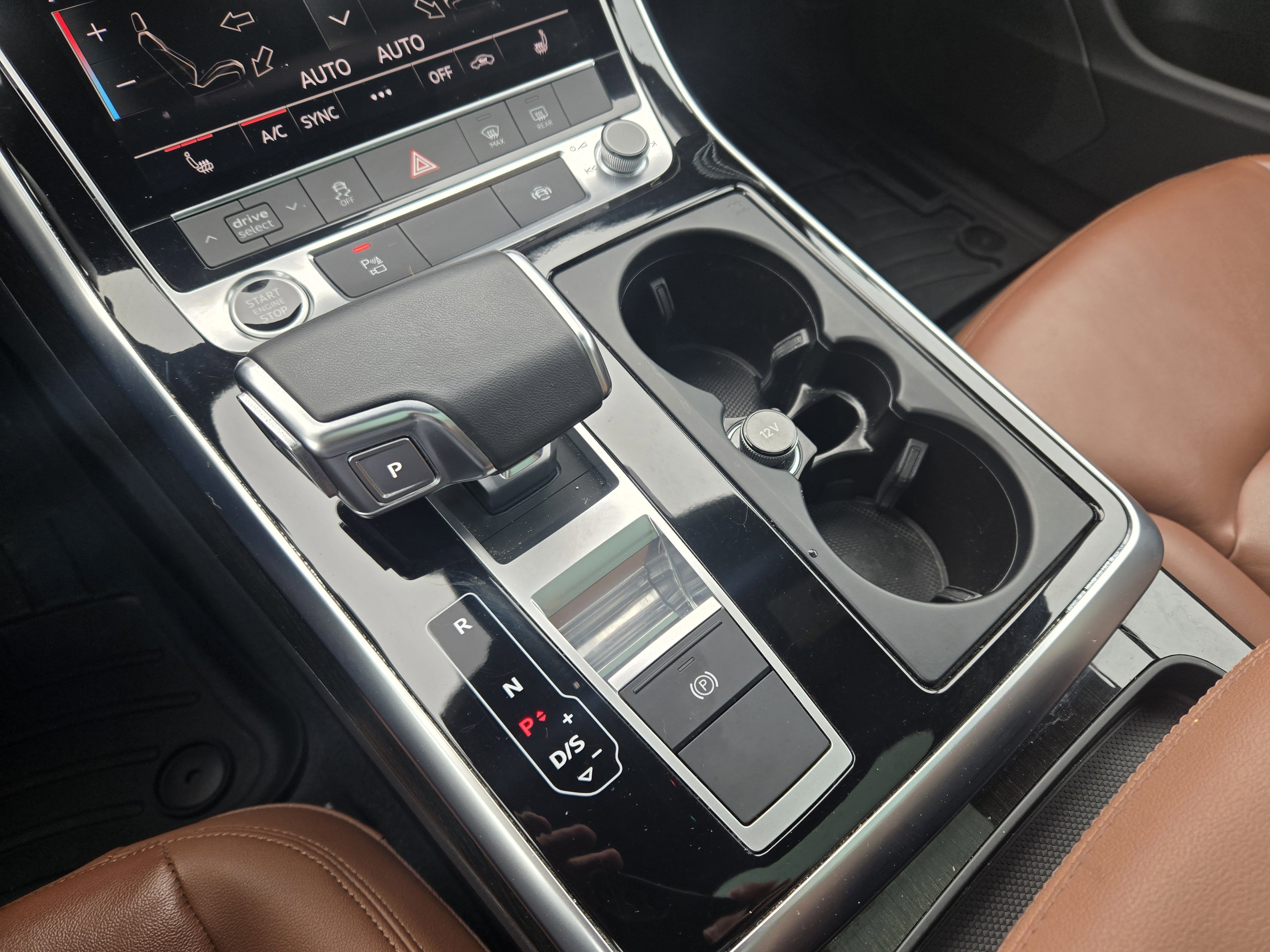 Used 2023 Audi Q8 Premium image 17