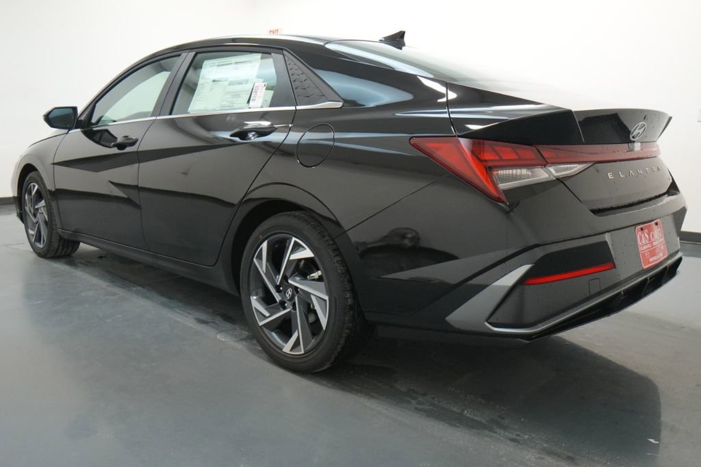 New 2025 Hyundai Elantra Limited image 7