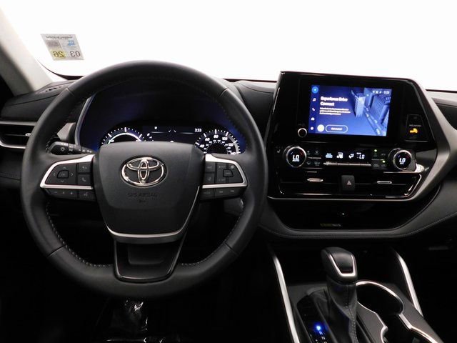 Used 2025 Toyota Highlander XLE image 37