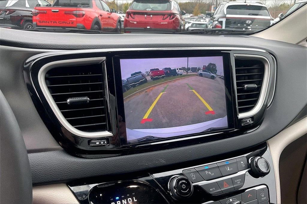 Used 2024 Chrysler Pacifica Touring-L image 20