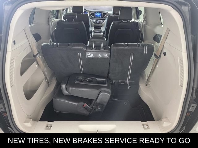 Used 2017 Chrysler Pacifica Touring-L FWD image 16