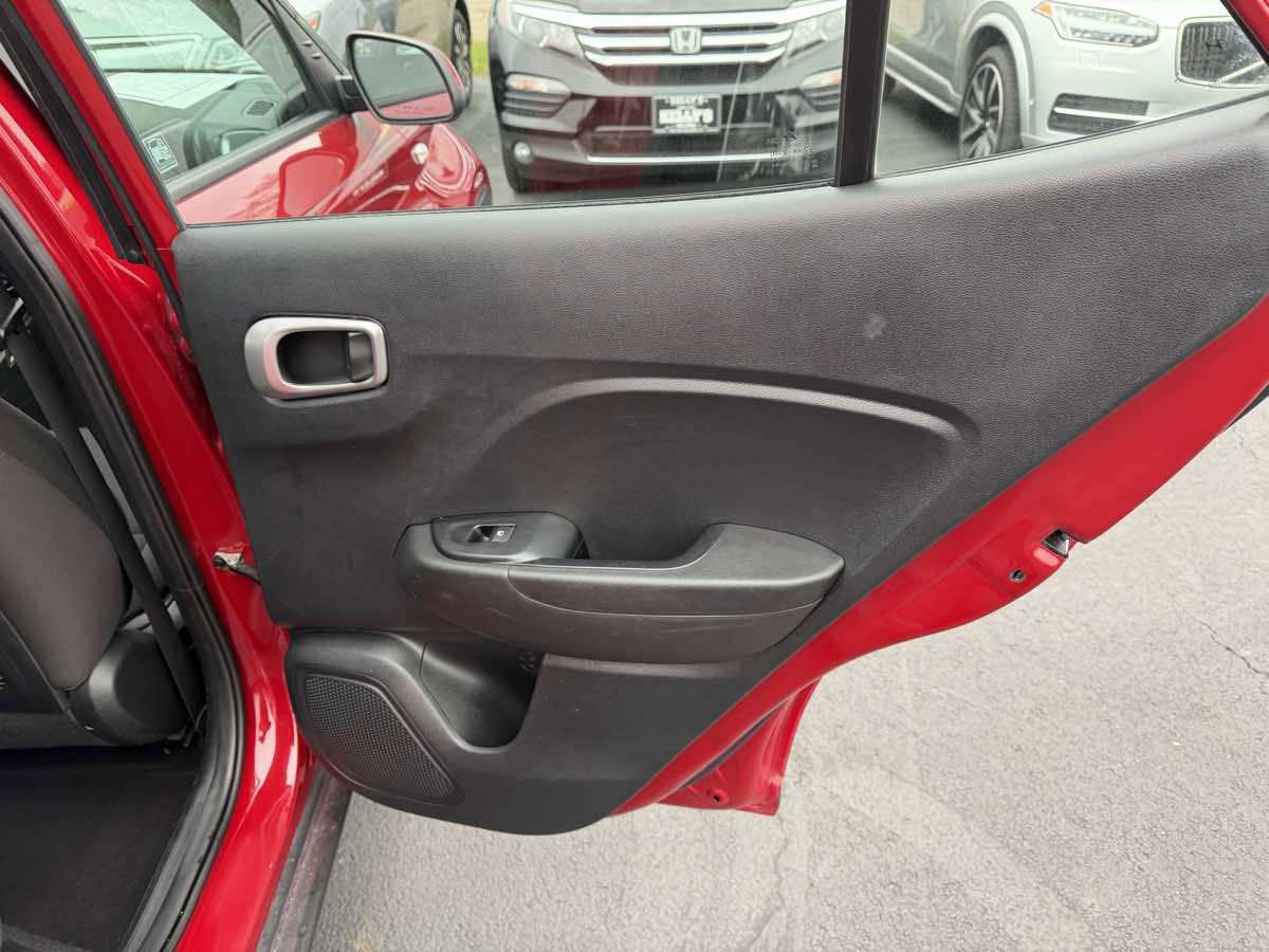 Used 2021 Hyundai Venue SE image 19