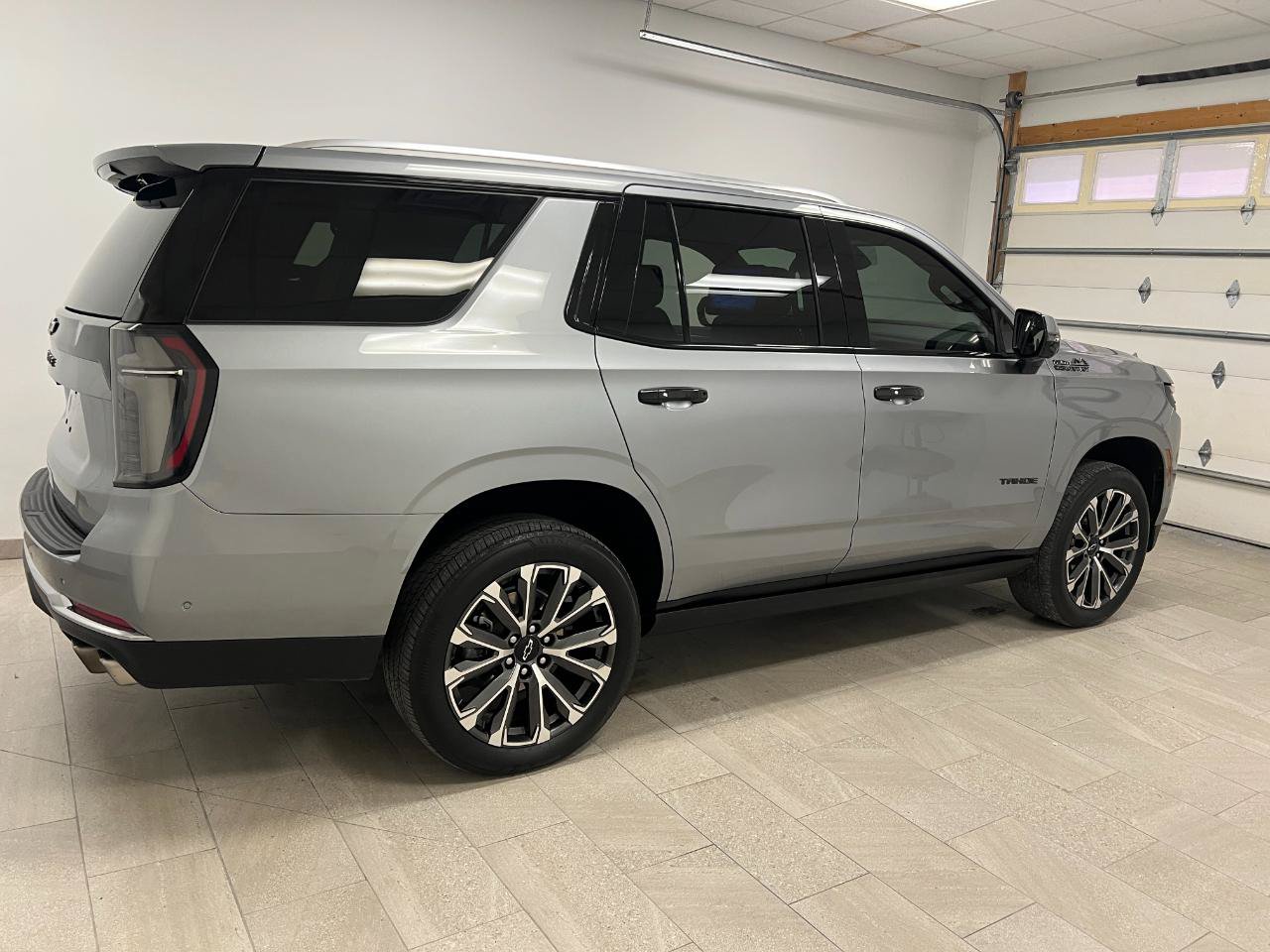 Used 2025 Chevrolet Tahoe High Country AWD/4WD image 10
