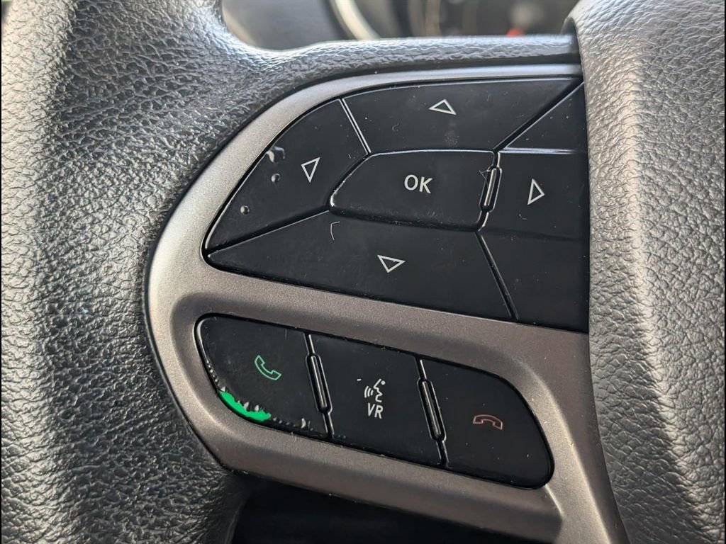 Used 2019 Jeep Cherokee Latitude w/ Popular Appearance Group FWD image 18