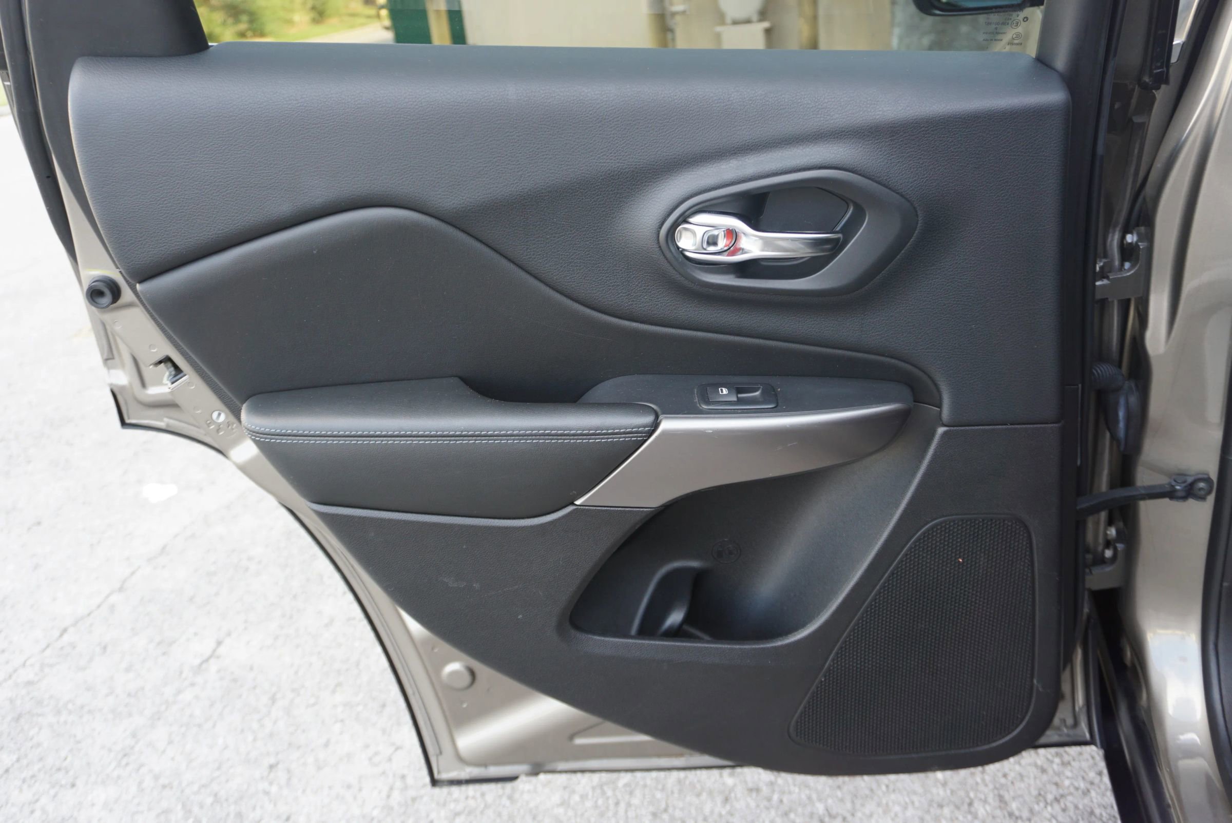 Used 2019 Jeep Cherokee Latitude Plus image 18