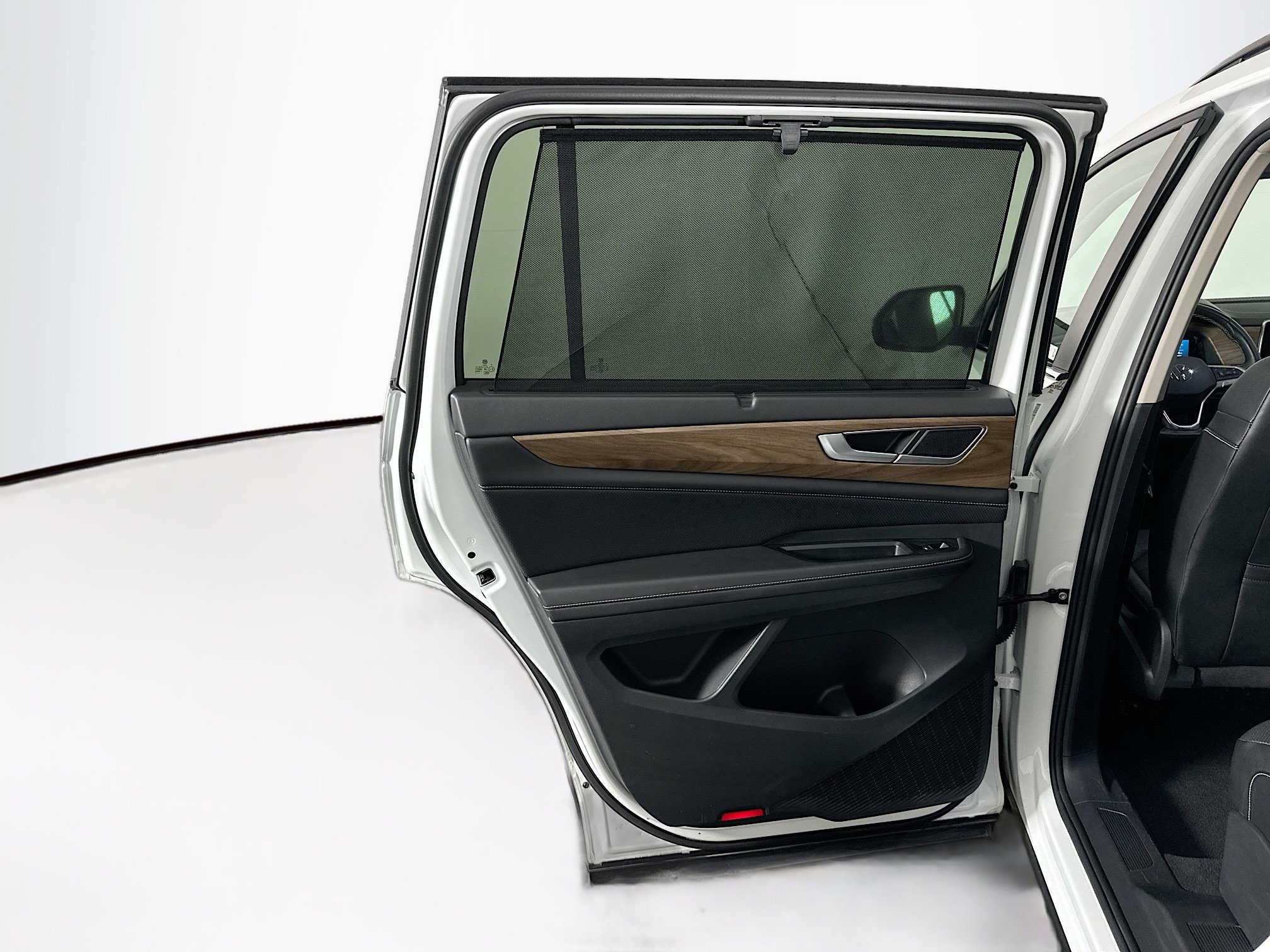 Used 2025 Volkswagen Atlas SE image 27