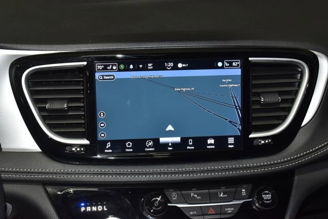 Used 2025 Chrysler Pacifica Limited image 18