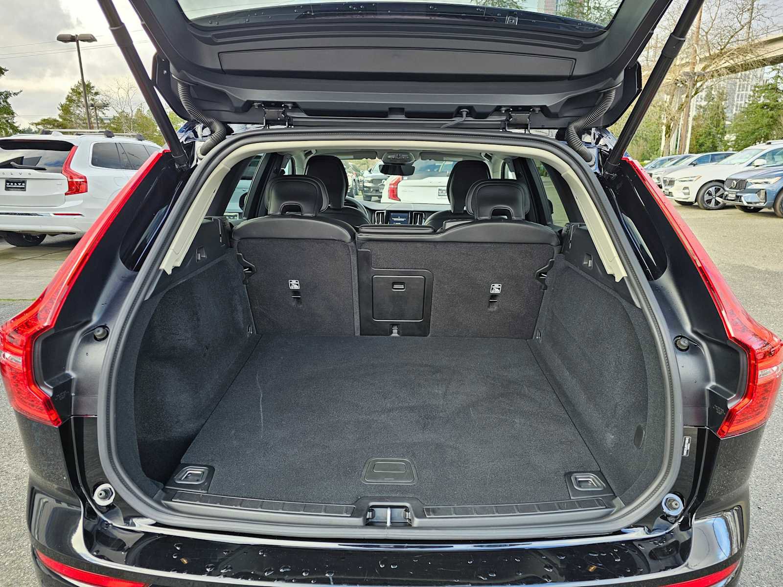 Used 2025 Volvo XC60 B5 Core w/ Climate Package image 18