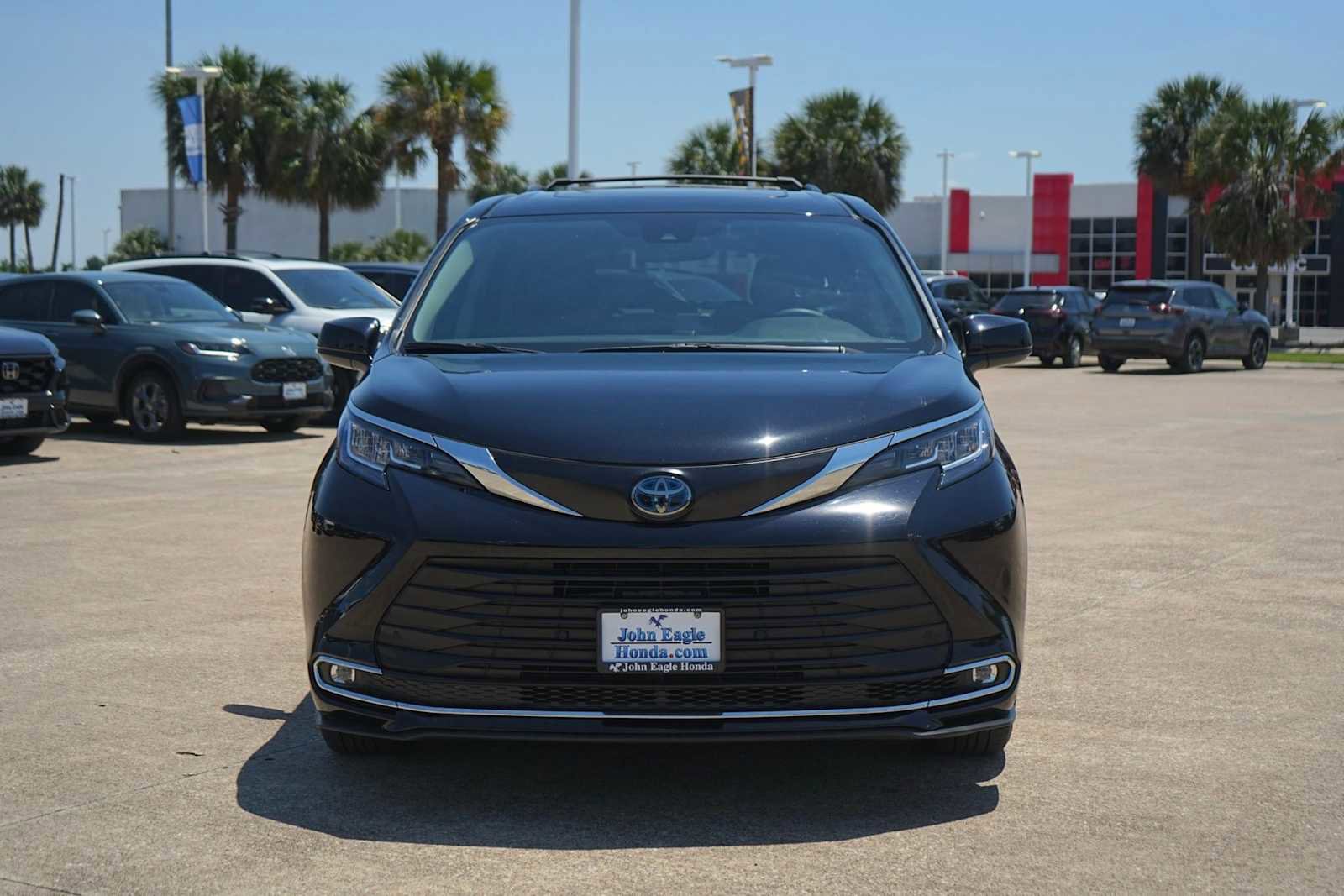 Used 2023 Toyota Sienna XLE FWD image 6