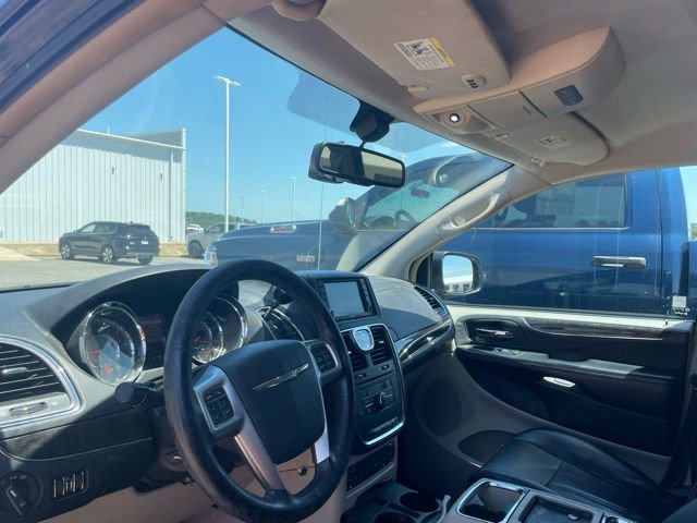 Used 2012 Chrysler Town & Country Touring-L w/ Entertainment Group #2 FWD image 9