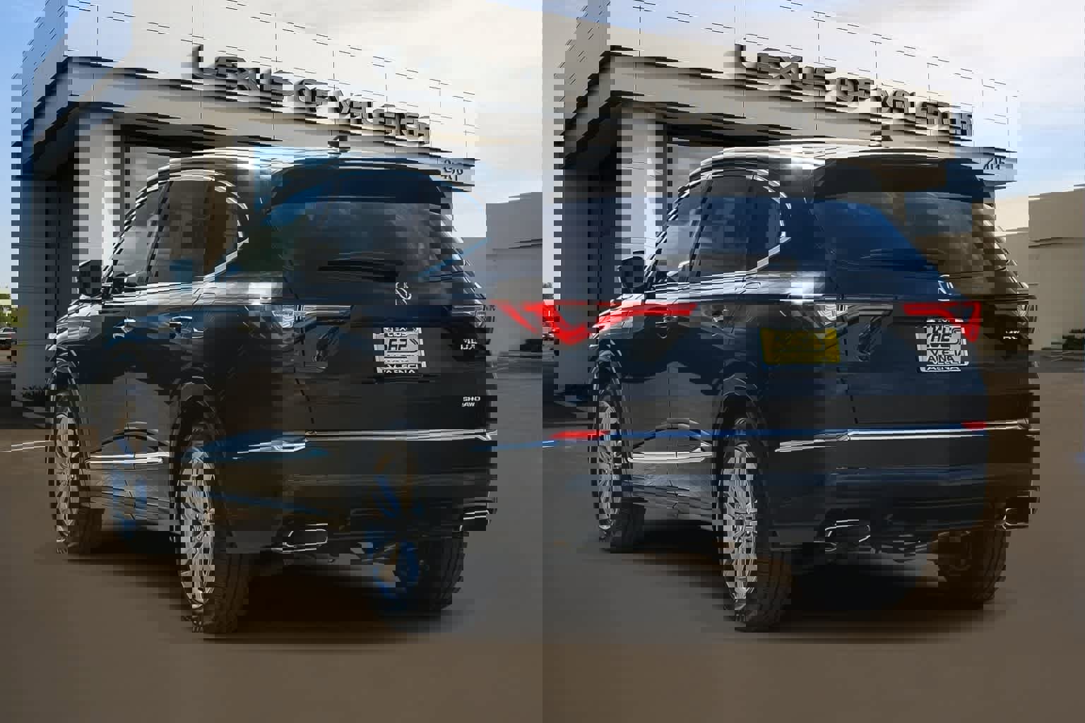 Used 2023 Acura MDX SH-AWD image 2