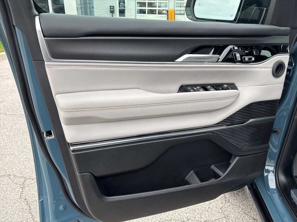 New 2026 Jeep Grand Wagoneer Summit AWD/4WD image 8