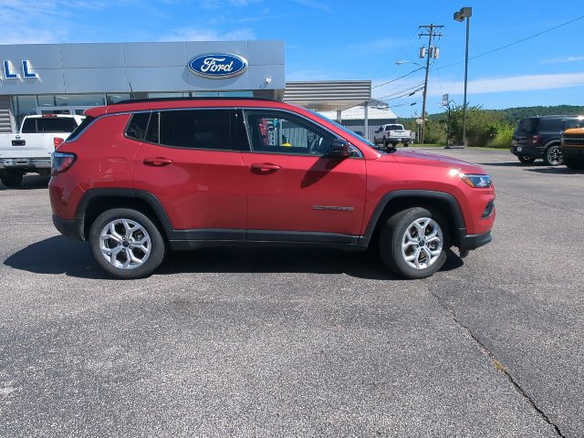 Used 2025 Jeep Compass Latitude AWD/4WD image 31