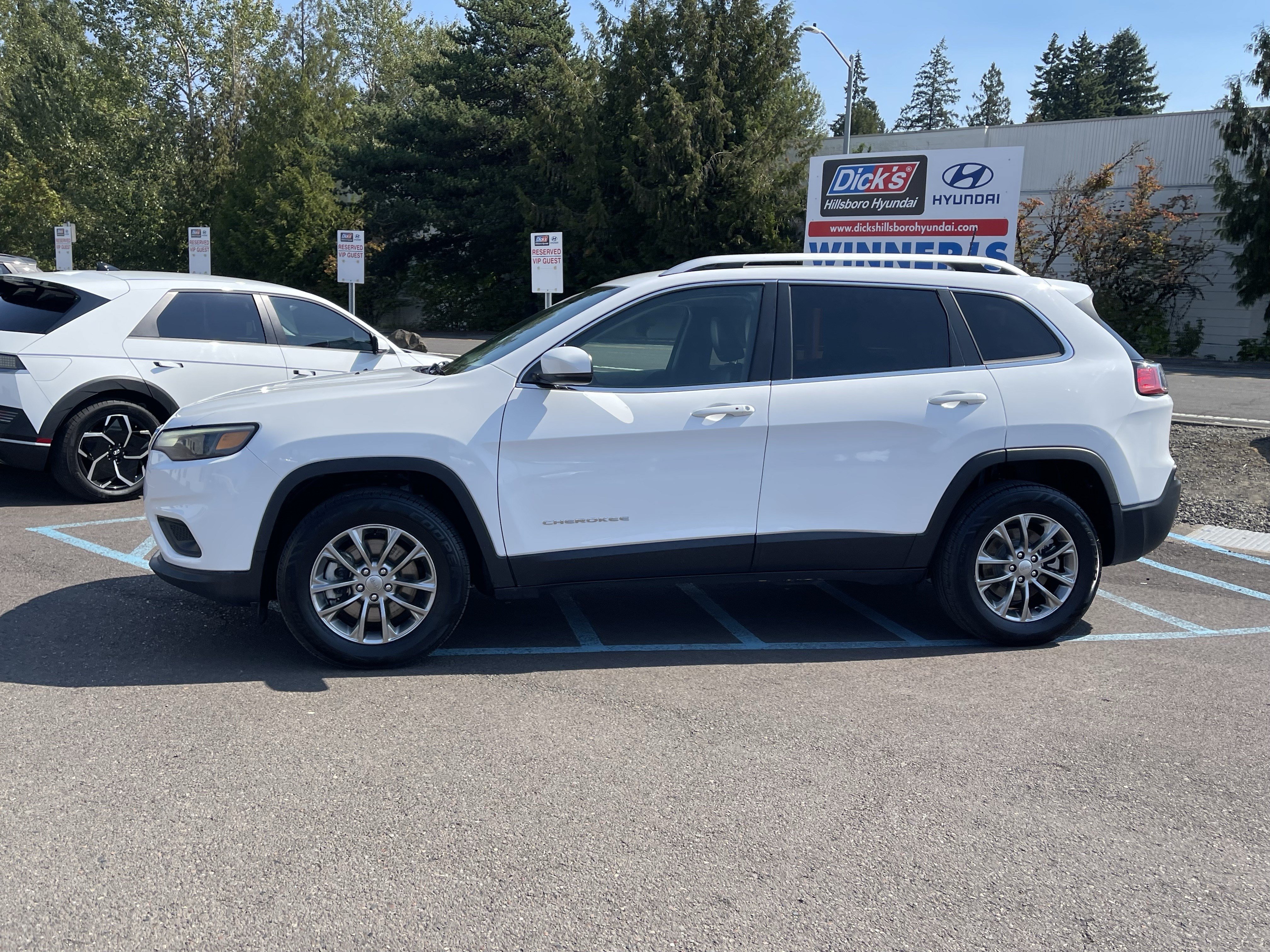 Used 2019 Jeep Cherokee Latitude Plus AWD/4WD image 2